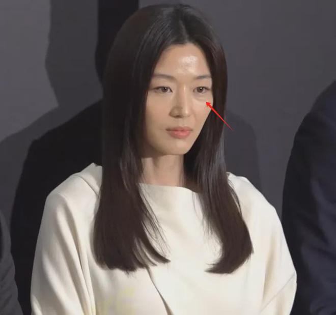 43岁全智贤近照太憔悴了！生图皮肤蜡黄气色差，女神也难抵岁月