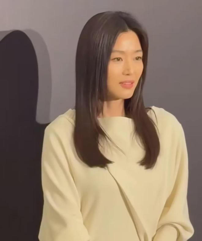 43岁全智贤近照太憔悴了！生图皮肤蜡黄气色差，女神也难抵岁月
