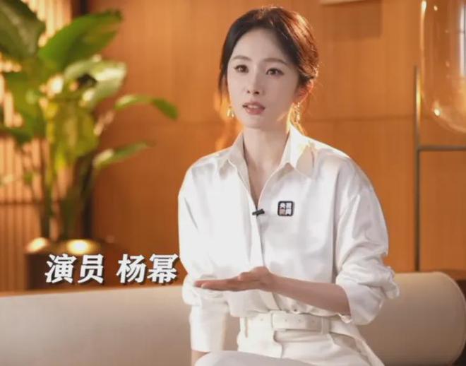 央视镜头下的杨幂，鱼尾纹抢镜脸油到反光，一个坐姿惹出争议