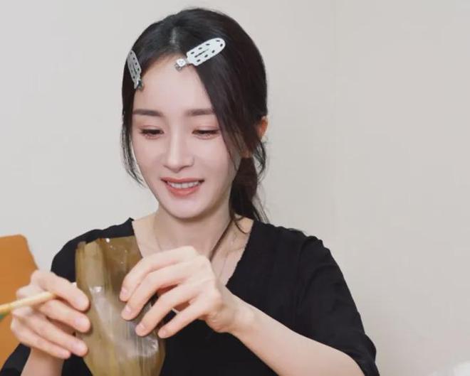 央视镜头下的杨幂，鱼尾纹抢镜脸油到反光，一个坐姿惹出争议