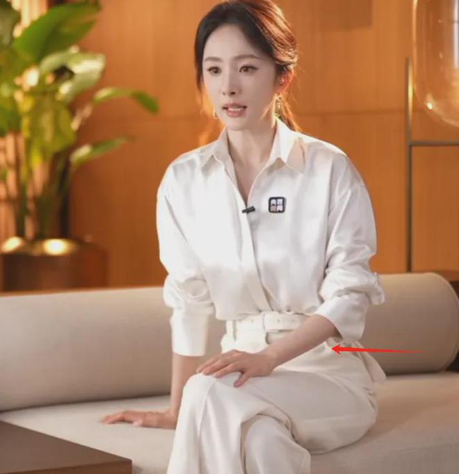 央视镜头下的杨幂，鱼尾纹抢镜脸油到反光，一个坐姿惹出争议