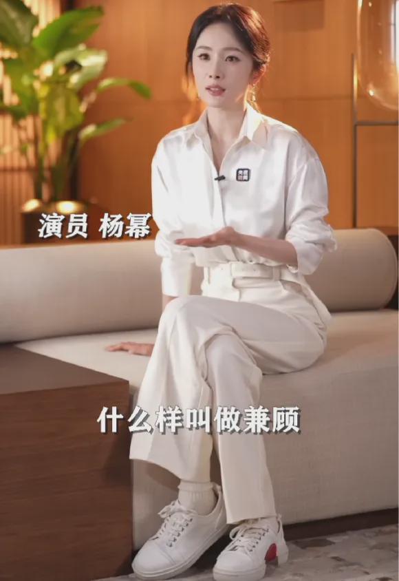 央视镜头下的杨幂，鱼尾纹抢镜脸油到反光，一个坐姿惹出争议