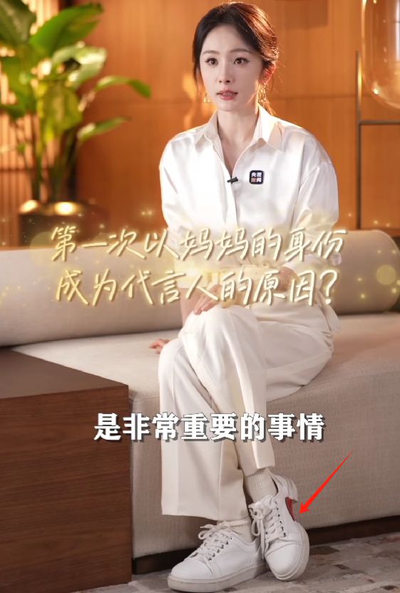 央视镜头下的杨幂，鱼尾纹抢镜脸油到反光，一个坐姿惹出争议