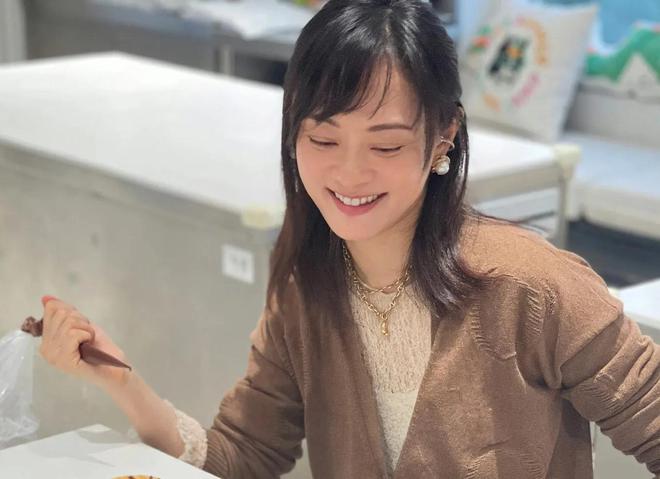 被传移民英国孙俪发文了，网友说她是现实版的胡曼黎