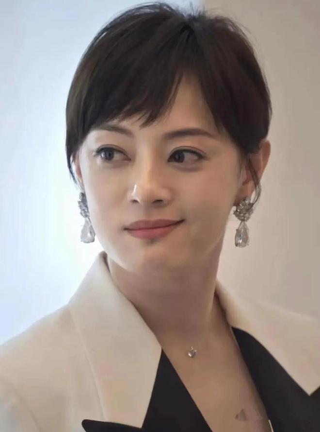 被传移民英国孙俪发文了，网友说她是现实版的胡曼黎