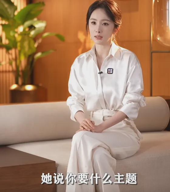 杨幂曝小糯米爱画画，支持女儿追梦，曾用女儿画作辟谣离婚太唏嘘
