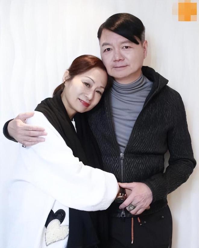 艾威公布亡妻告別仪式时间，发夫妻旧照缅怀，送别挚爱最后一程