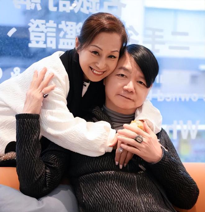 艾威公布亡妻告別仪式时间，发夫妻旧照缅怀，送别挚爱最后一程