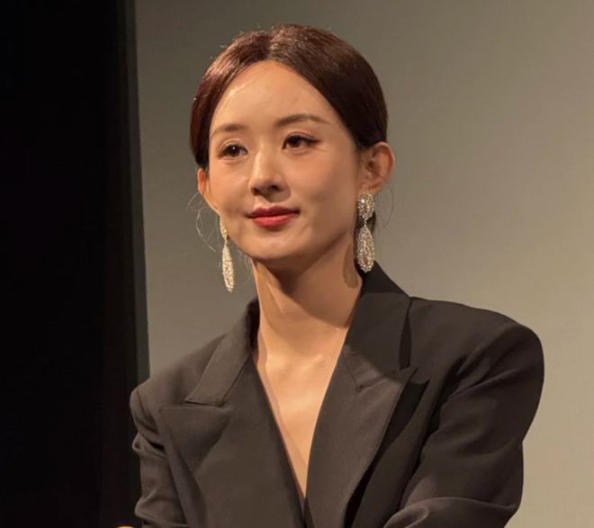 赵丽颖参加私人聚会，和男高层保持距离，与赵德胤相处状态不一样