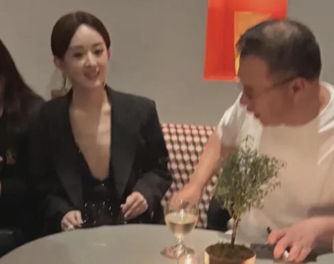 赵丽颖参加私人聚会，和男高层保持距离，与赵德胤相处状态不一样
