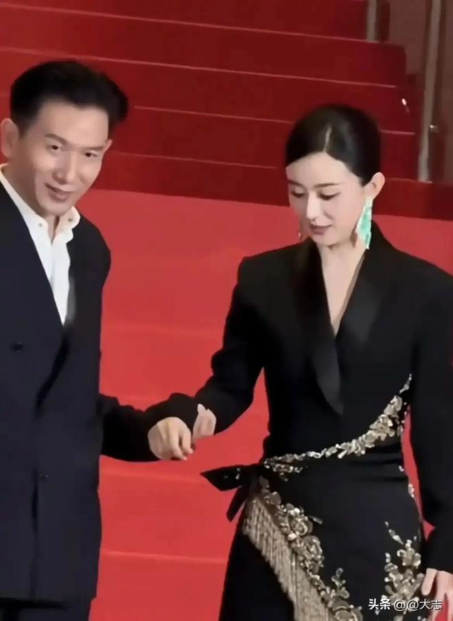 赵丽颖参加私人聚会，和男高层保持距离，与赵德胤相处状态不一样
