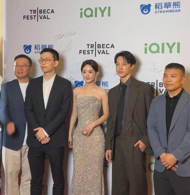 赵丽颖亮相国外电影节，合照背景显寒酸，被质疑又是男友给的资源