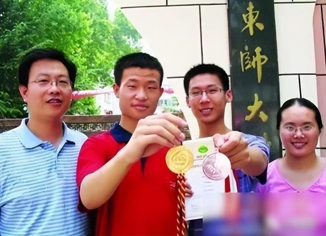 韦东奕账号粉丝突破1086万，评论区成为高考许愿池！