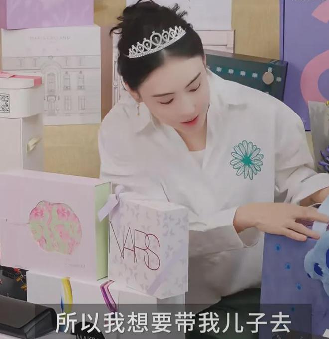 45岁张柏芝撞脸向太，分享和儿子相处日常，网友感慨她很会教孩子