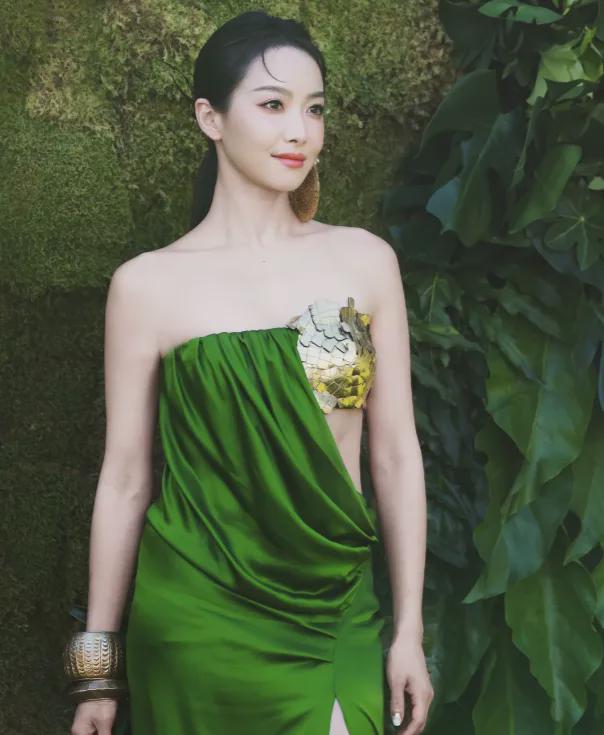 VOGUE沙滩红毯：佟丽娅裙摆湿了，钟楚曦泳装上阵，易梦玲抢镜