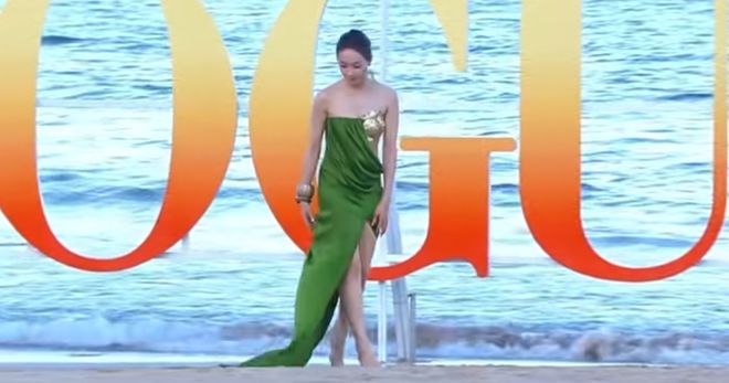 VOGUE沙滩红毯：佟丽娅裙摆湿了，钟楚曦泳装上阵，易梦玲抢镜