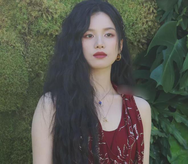 VOGUE沙滩红毯：佟丽娅裙摆湿了，钟楚曦泳装上阵，易梦玲抢镜