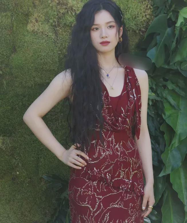 VOGUE沙滩红毯：佟丽娅裙摆湿了，钟楚曦泳装上阵，易梦玲抢镜