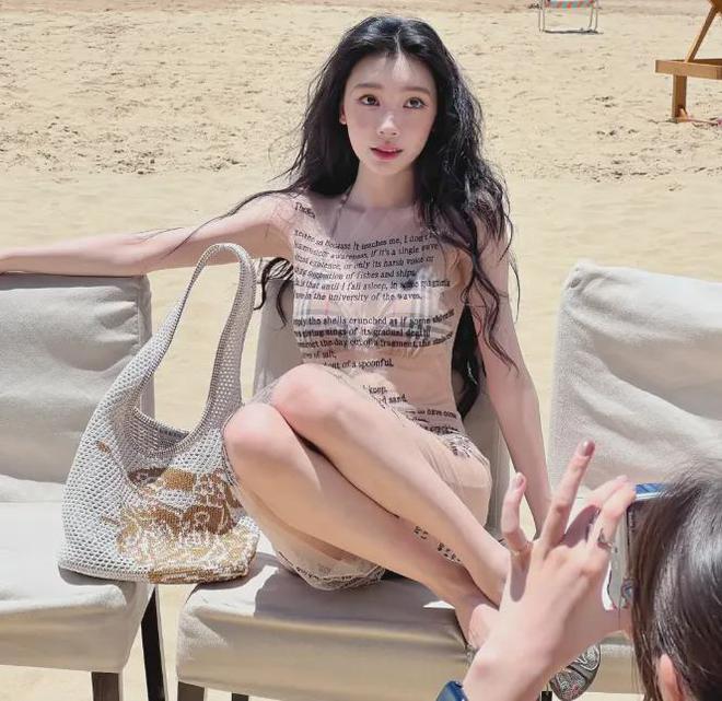 VOGUE沙滩红毯：佟丽娅裙摆湿了，钟楚曦泳装上阵，易梦玲抢镜