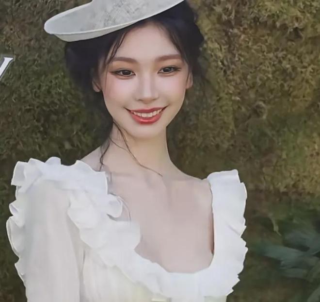 VOGUE沙滩红毯：佟丽娅裙摆湿了，钟楚曦泳装上阵，易梦玲抢镜