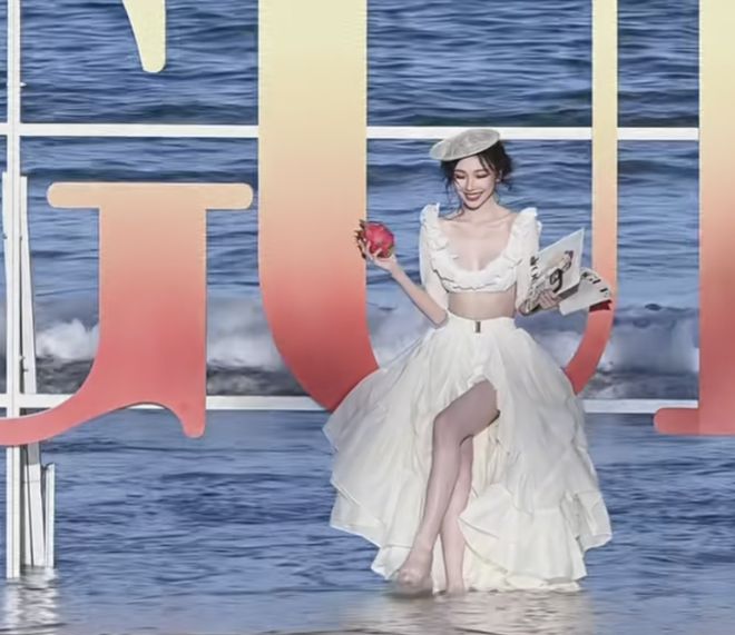 VOGUE沙滩红毯：佟丽娅裙摆湿了，钟楚曦泳装上阵，易梦玲抢镜