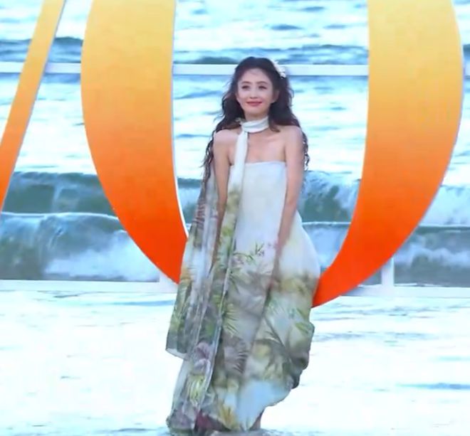 VOGUE沙滩红毯：佟丽娅裙摆湿了，钟楚曦泳装上阵，易梦玲抢镜
