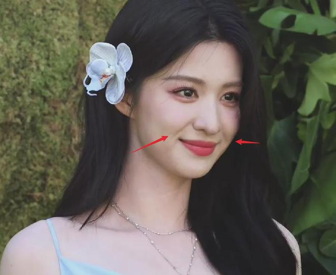 VOGUE沙滩红毯：佟丽娅裙摆湿了，钟楚曦泳装上阵，易梦玲抢镜