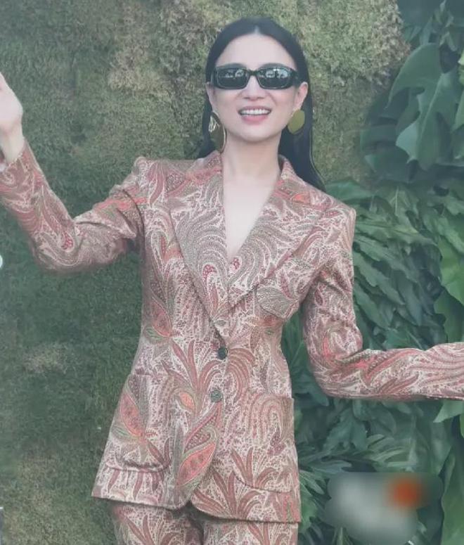 VOGUE沙滩红毯：佟丽娅裙摆湿了，钟楚曦泳装上阵，易梦玲抢镜