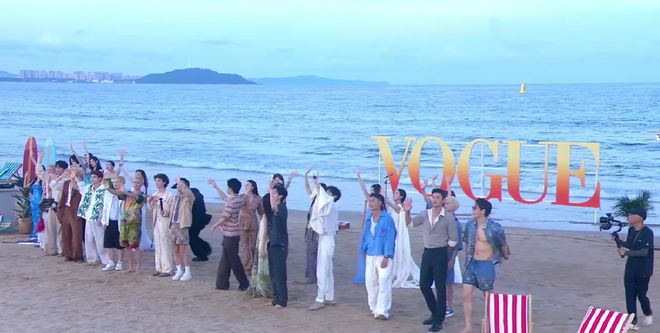 VOGUE沙滩红毯：佟丽娅裙摆湿了，钟楚曦泳装上阵，易梦玲抢镜