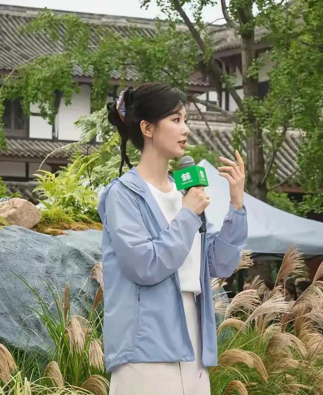 结婚十年，刘诗诗绑高马尾像18岁姑娘吴奇隆个矮屁股大矮壮矮壮