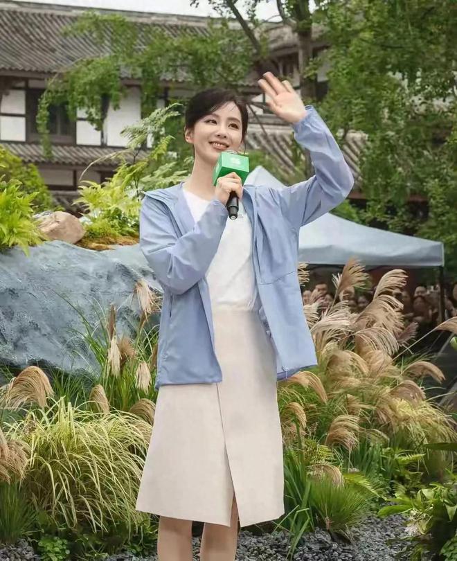 结婚十年，刘诗诗绑高马尾像18岁姑娘吴奇隆个矮屁股大矮壮矮壮
