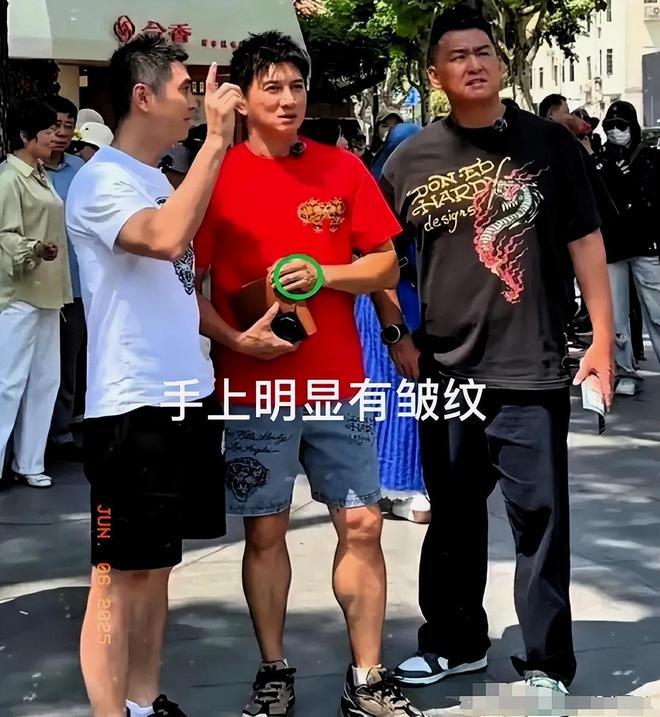 结婚十年，刘诗诗绑高马尾像18岁姑娘吴奇隆个矮屁股大矮壮矮壮