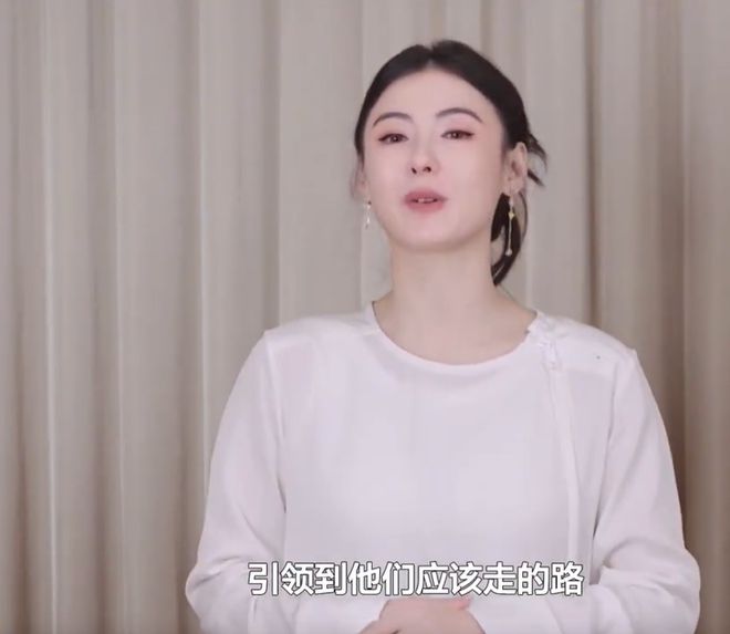 45岁张柏芝撞脸向太，分享和儿子相处日常，网友感慨她很会教孩子