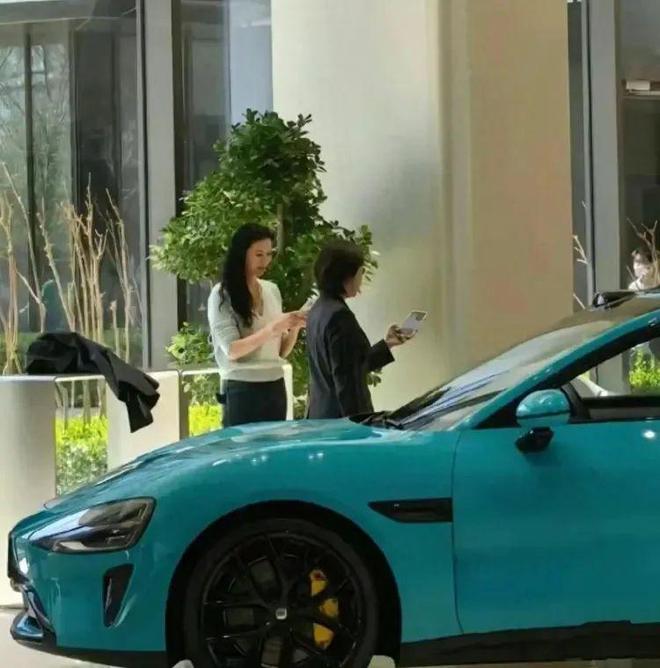 私荐||邓文迪、伊万卡、谷爱凌，非富即贵的闺蜜团车库里藏着哪些秘密？