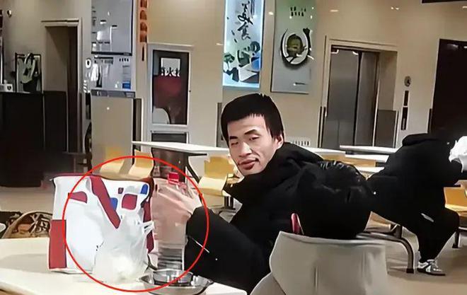评论韦东奕“学海无牙苦嘬粥”的，是我见过最恶心的抖机灵