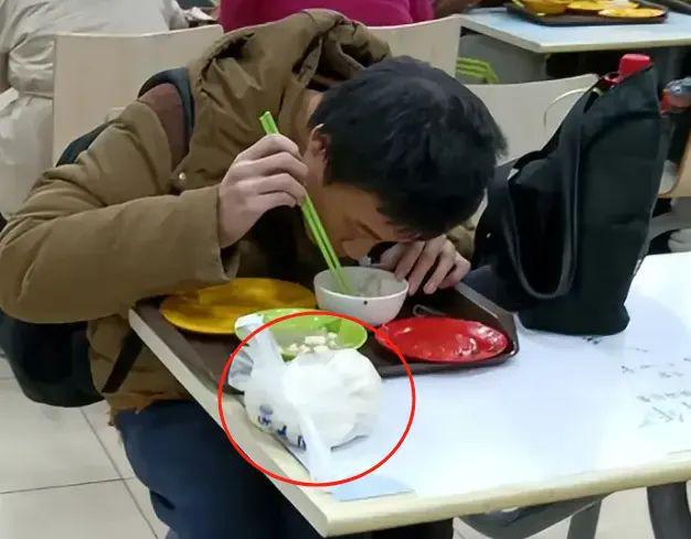 评论韦东奕“学海无牙苦嘬粥”的，是我见过最恶心的抖机灵
