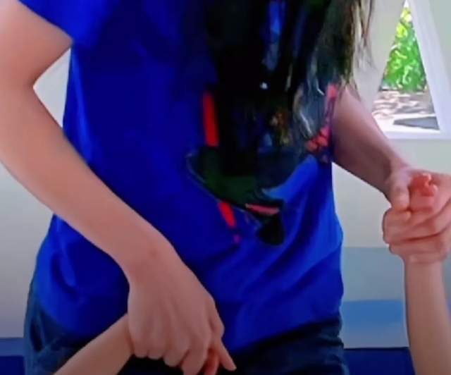 郑爽六一罕见秀娃，分享孩子学英语日常，风波后住过的房子难出售