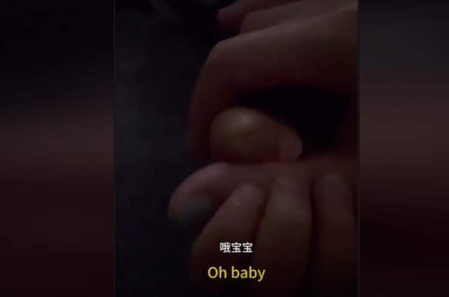 郑爽六一罕见秀娃，分享孩子学英语日常，风波后住过的房子难出售