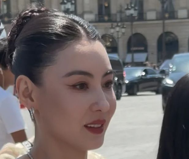 这次修过了！张柏芝最新活动照过分滤镜美颜，一股网红感硬夸高级