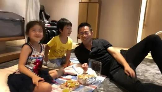 马筱梅把玥儿当公主宠：带她和小动物玩，像妈妈一样陪伴她