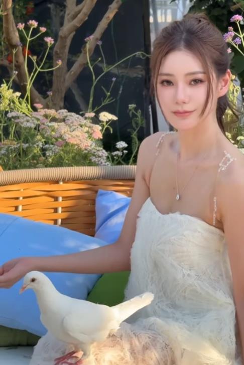马筱梅把玥儿当公主宠：带她和小动物玩，像妈妈一样陪伴她