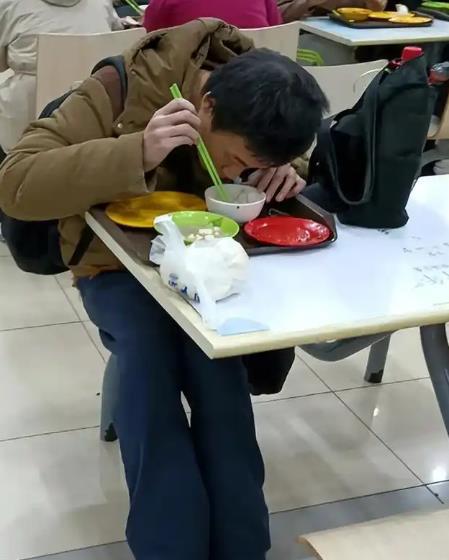 韦东奕北京办公室内景公开：新水壶用不习惯，电脑屏幕非常小