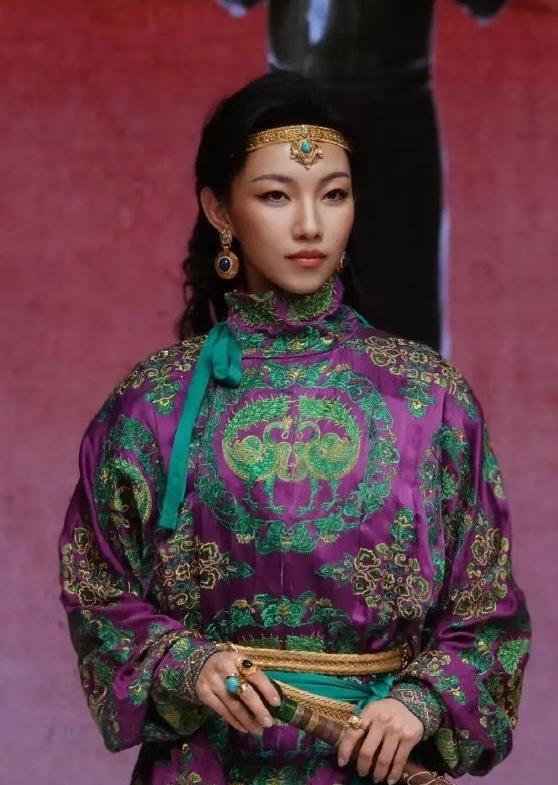 那尔那茜陷定向委培争议？被爆初高中就读北京名校，粉丝盼她回应