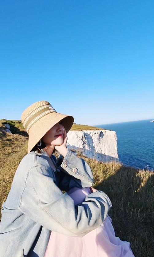 唐艺昕晒英国带娃照，拍照者很神秘？细看构图是张若昀没跑了