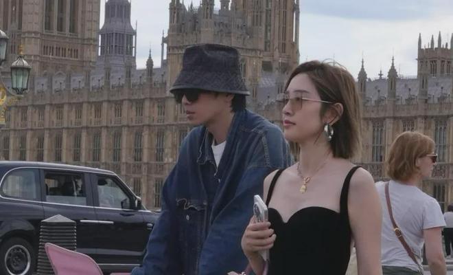 张若昀夫妇国外遛娃，爸爸推平价儿童车接地气，唐艺昕精致美丽