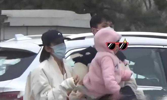 张若昀夫妇国外遛娃，爸爸推平价儿童车接地气，唐艺昕精致美丽