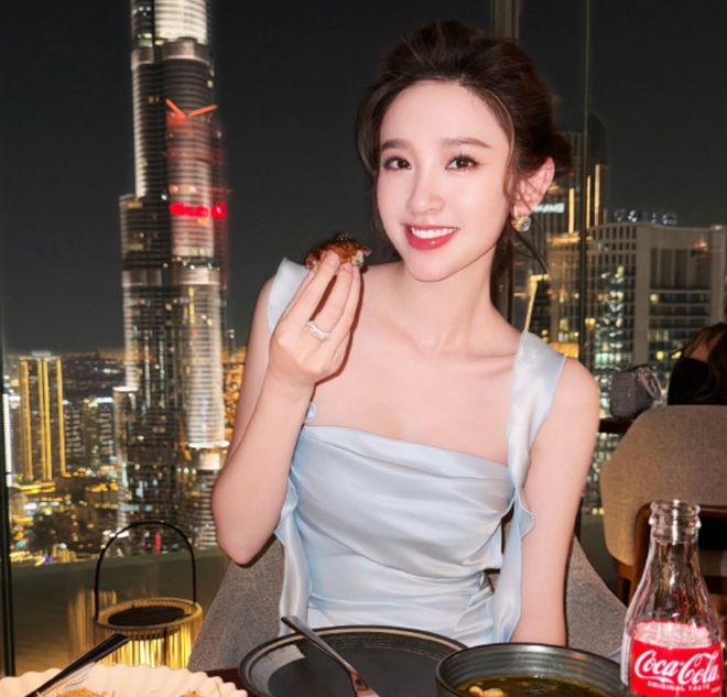 张若昀夫妇国外遛娃，爸爸推平价儿童车接地气，唐艺昕精致美丽