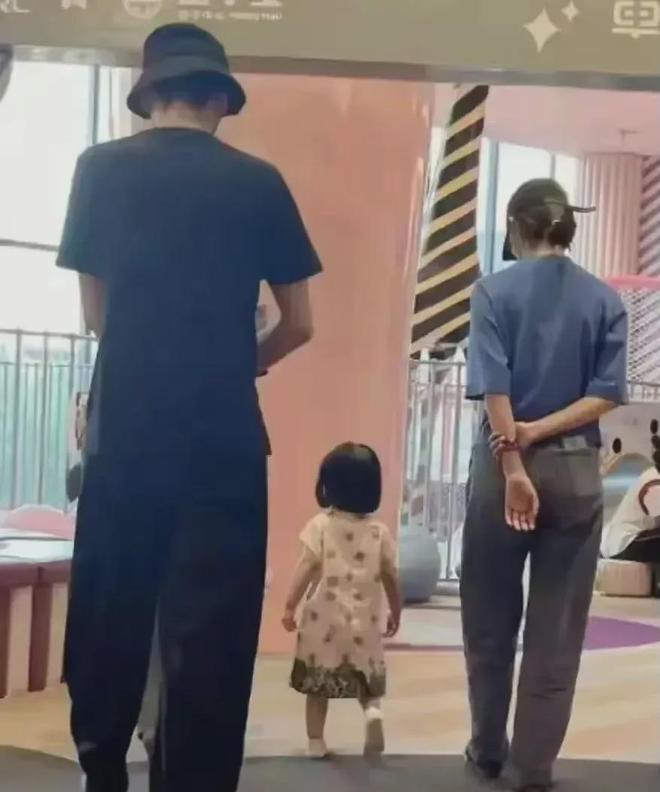张若昀夫妇国外遛娃，爸爸推平价儿童车接地气，唐艺昕精致美丽