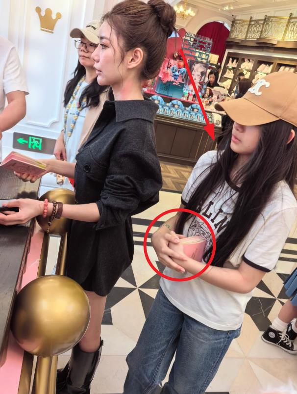 马筱梅妈妈给玥儿煲鸡汤，照料她生活起居，玥儿逐渐脱离大S家人
