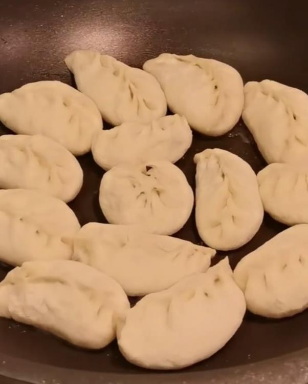 马筱梅妈妈给玥儿煲鸡汤，照料她生活起居，玥儿逐渐脱离大S家人